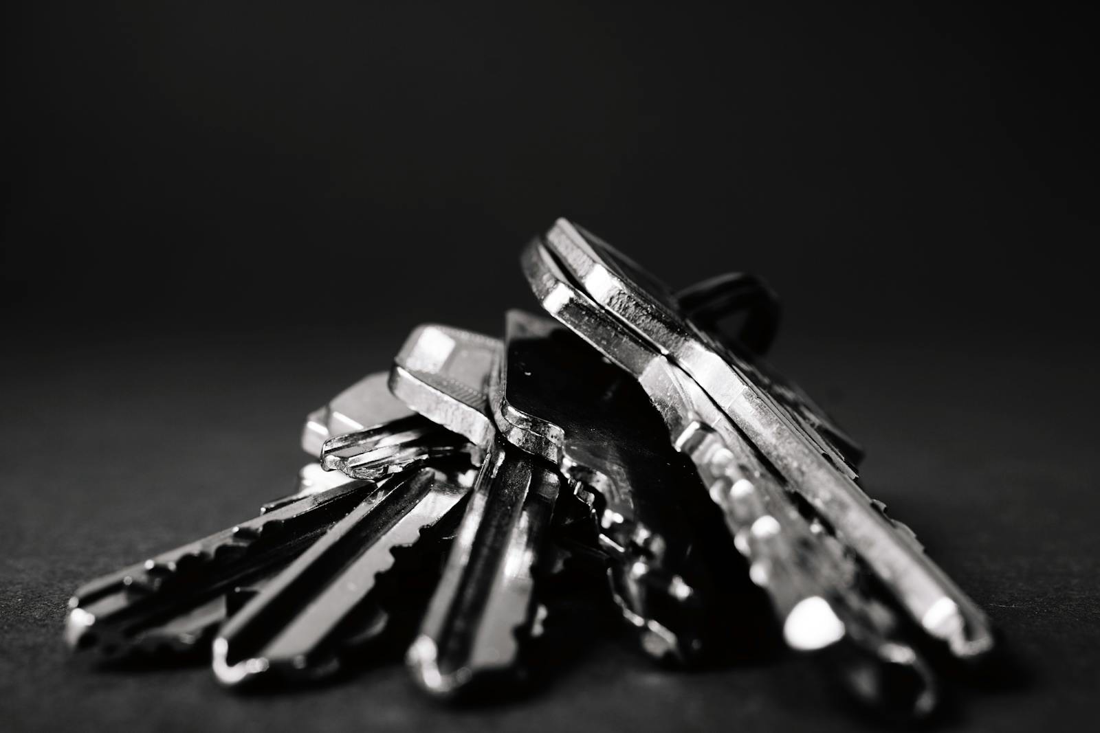 A cluster of house and car keys — choosing a trustworthy Hot Springs locksmith